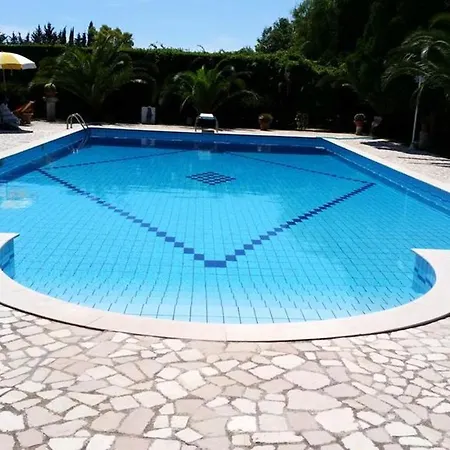 아파트 Cosy In 70m² With Shared Pool